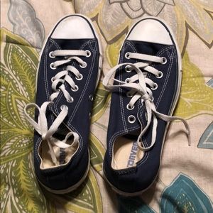 Low top Navy Converse (unisex)